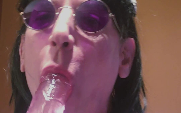 Daphne Desire: Sissy-slet komt klaar in een glas om te proeven