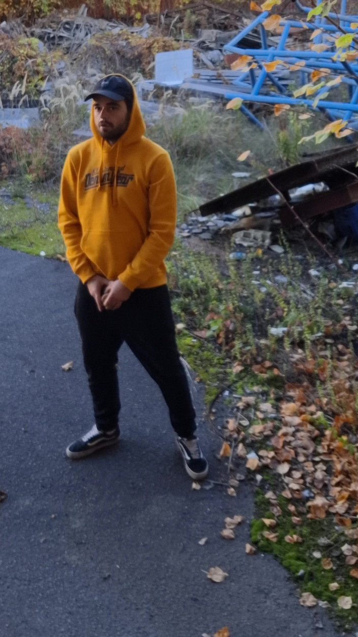 jerkofflover: Masturberen in Een Verlaten Fabriek Buiten En in Hallen