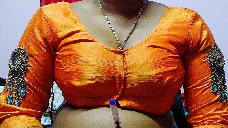 Desi Mohini: 大胸部印度阿姨与酒店男孩发生性关系