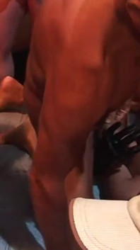 Blonde babe wijd uitgerokken in wilde gangbangorgie