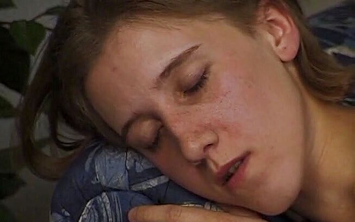 Teens Get it Hard: Une adolescente timide se fait baiser dans un casting