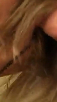 Blondă extra excitată șocată de pula la gaura din zid - gloryhole