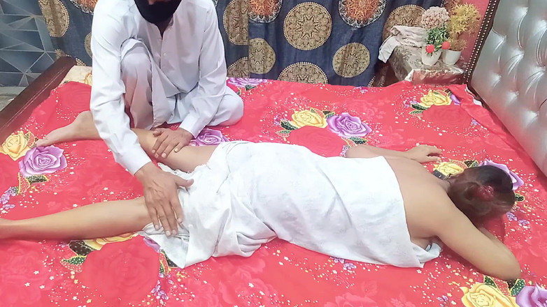 MehwishButt: Una india milf llamó al masajista para un masaje, y...