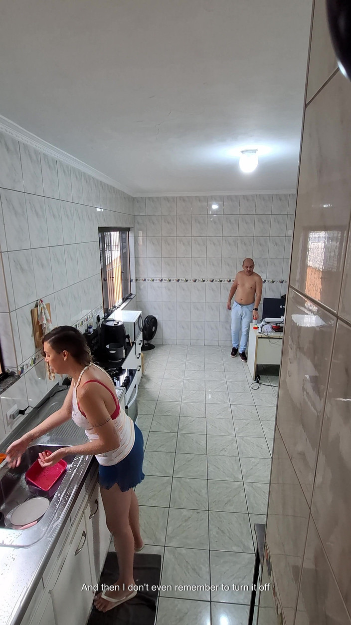 Gabi SweetCouplesStories: Zimmermädchen zieht sich aus und nimmt eine gesichtsbesamung an