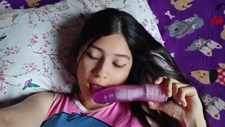 Yuli and tony: Pengacara muda lagi asik masturbasi di ranjang kliennya