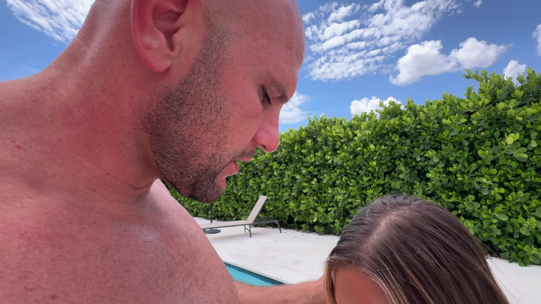 J-Mac: Mengongkek tetek Alanna Pow sehingga merakam pancutan saya pada teteknya