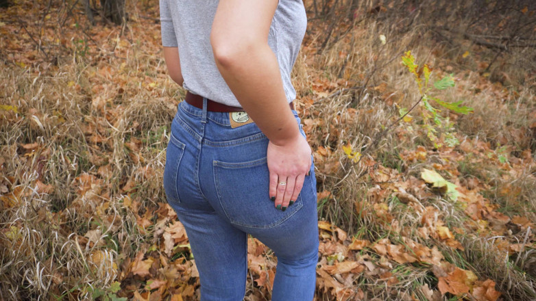 Teasecombo 4K: MiLF in blue jeans stuzzica il suo fantastico culo all'aperto