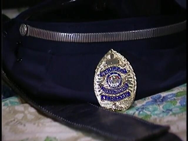 Cumming Soon: Une prisonnière à forte poitrine veut faire plaisir à ce bon policier...