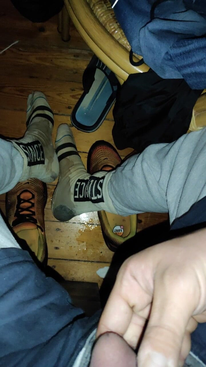 SmokedAlloy2: Dirtyjunkbro heeft geen toilet nodig om te pissen. Hij doet...