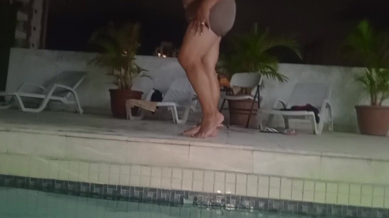 Milfta boohot: Foot Fetish moje macecha modelky je v hotelovém bazénu