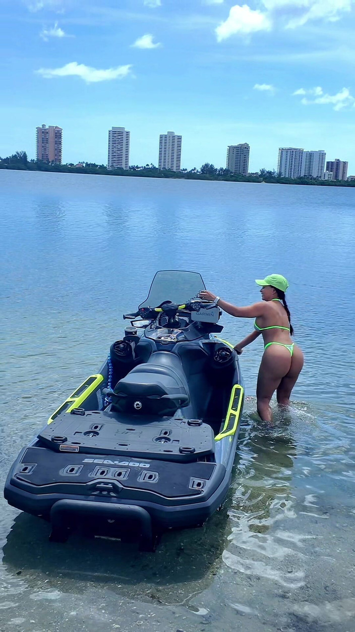 BrandySalazar: 在海滩上吮吸和操我喷气式飞机教练的鸡巴