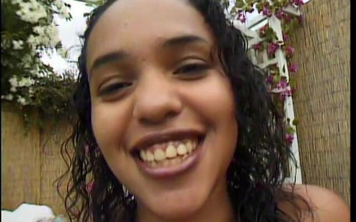 First Black Sexperience: Flava, jeune fille noire fantastique, aime quand un mec blanc...