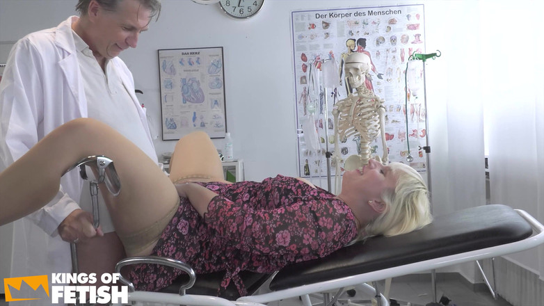 Fixed on Mature: Pesakit blonde dikongkek pepeknya oleh doktor tua dan pepek yang...