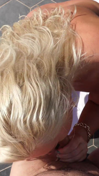 Shakira's Sunny Patio Menghisap- Perayaan: Blonde Bombshell Memikat Dan Dikeringkan