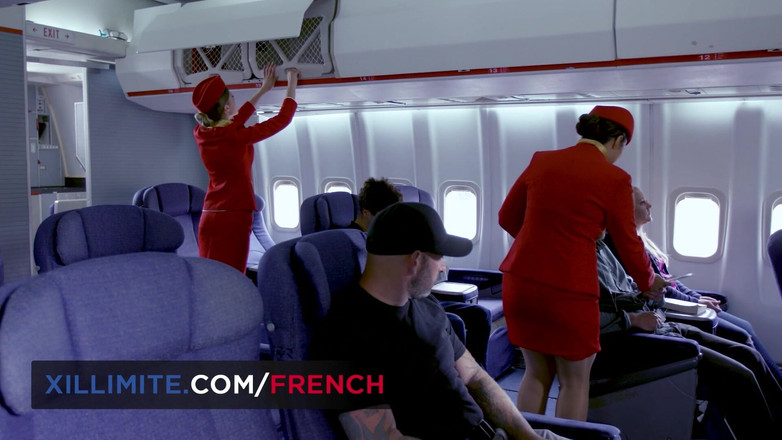 French girls at work: 비행 중 승객이 휴식을 취하다