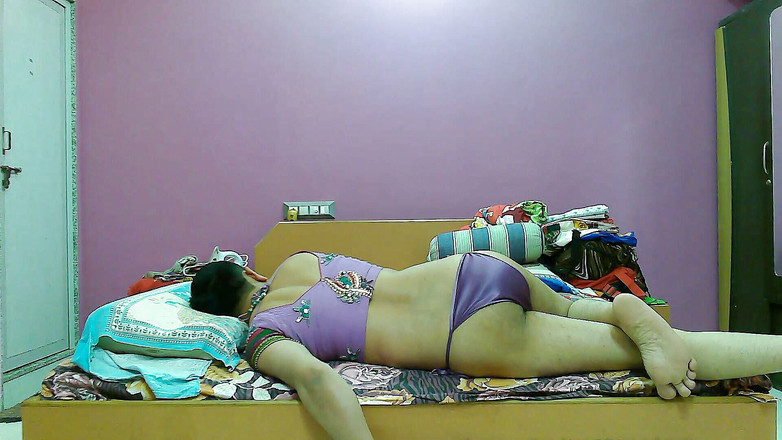 Cute & Nude Crossdresser: क्रॉप टॉप और स्ट्रिंग बिकनी बॉटम में सुंदर बहन क्रॉसड्रेसर फेमबॉय स्वीट लॉलीपॉप।