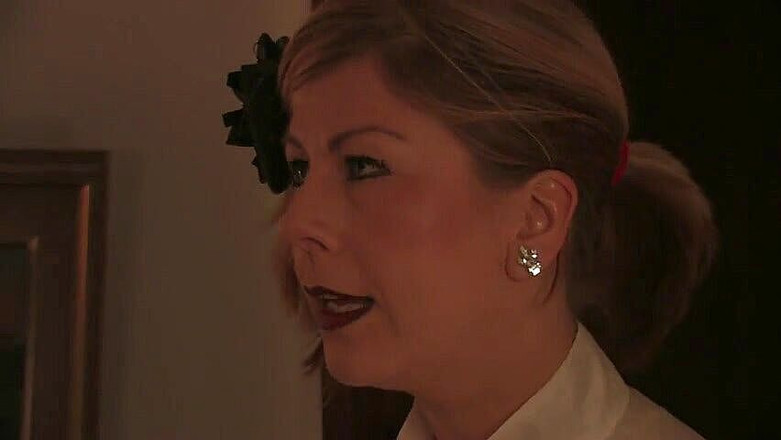 Berlin Orgy: 漂亮的熟女被年轻美女轮奸