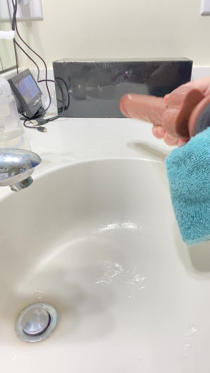 MadisonCD2025: Il travestito pulisce il dildo con cui è appena stata scopata...