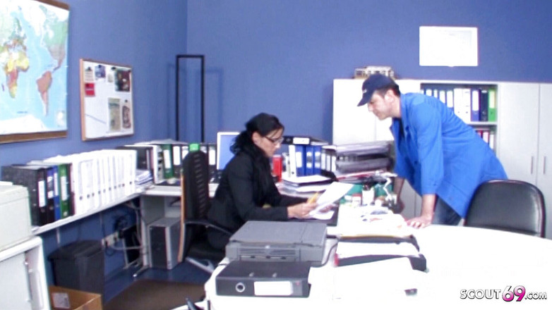 Full porn collection: Německý řemeslník má rád sekretářku a přesvědčí ji, aby s ním šukala