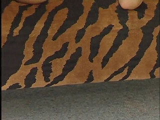 Lucky Cooch: Figa bruna tatuata leccata prima di scopare duramente in un...