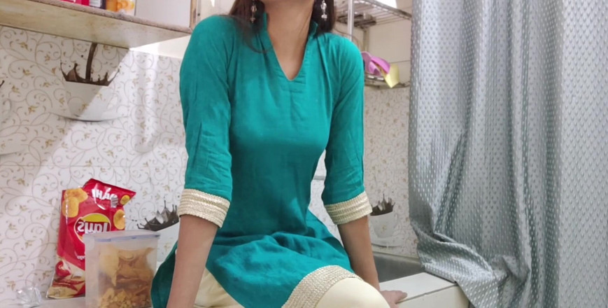 Saarabhabhi6: Permainan peran cerita seks india - adik tiri lagi bantuin adik...