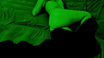 Glenn studios: Студентку застукали в постели за мастурбацией с камерой ночного видения. Она была возбуждена и была записана в хостеле