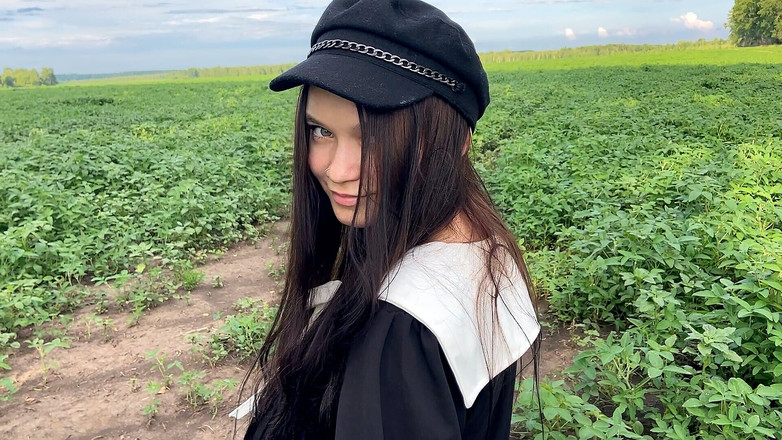 Julia Say No: POV styvsyster leker med min kuk och jag cum i...