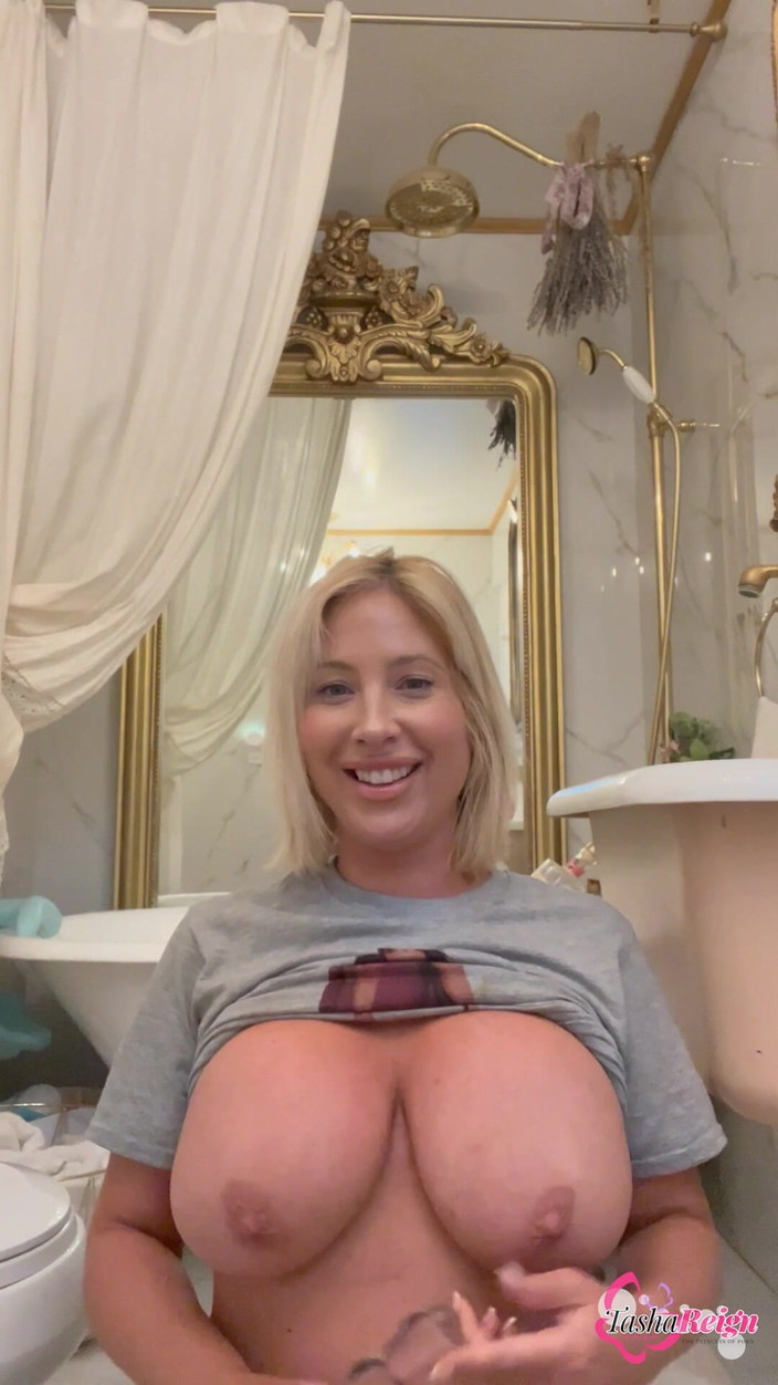 Tasha Reign official studio: Tasha Reign bermain bersama dengan awak