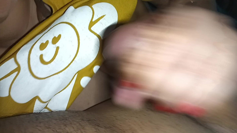 NaughtyWings: Desi holka se udělá po třesení chlapcova penisu.