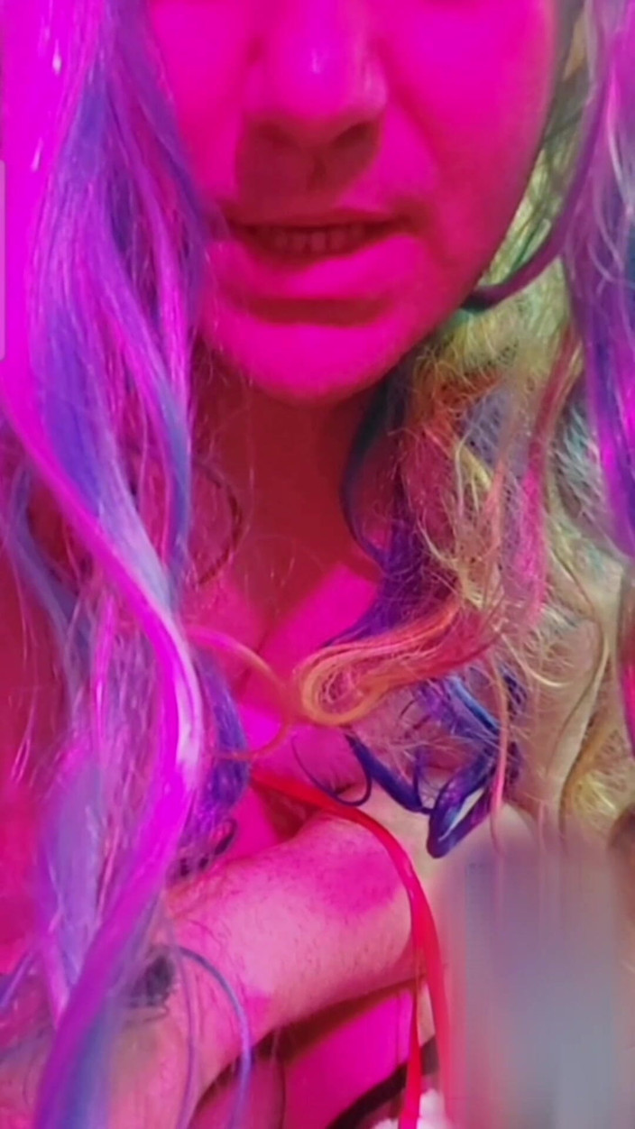 Kitty_Cross: Stor byte söt femboy i mörk pinky ambiance som klär...