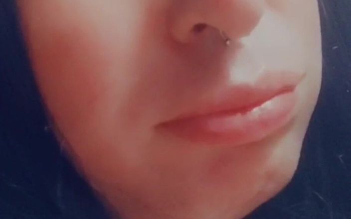 Bonnie Phoenix: Bonnie se masturbe et termine doucement en dégustant du sperme