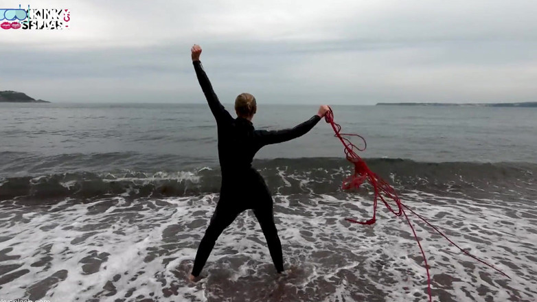 UKCuteGirl Lucy Lauren: Svázaná v neoprénu – výzva útěku z lana na pláži