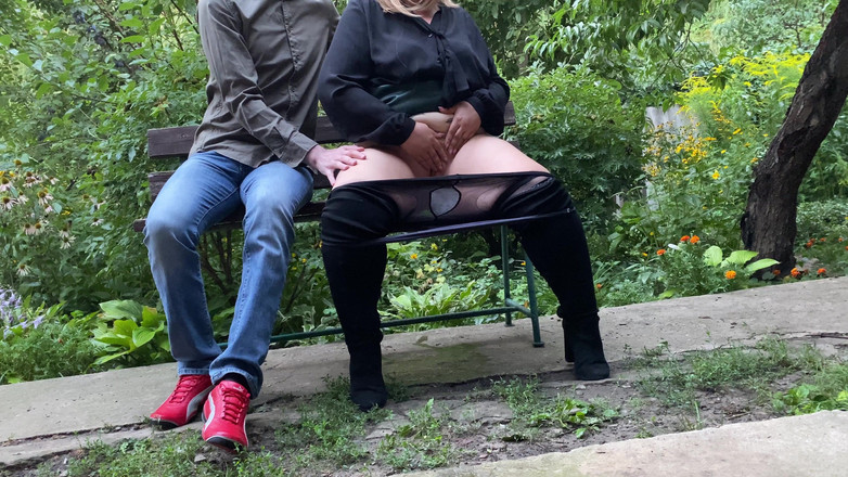 OurFetishLife: La matrigna fa un regalo al figliastro dopo un potente...