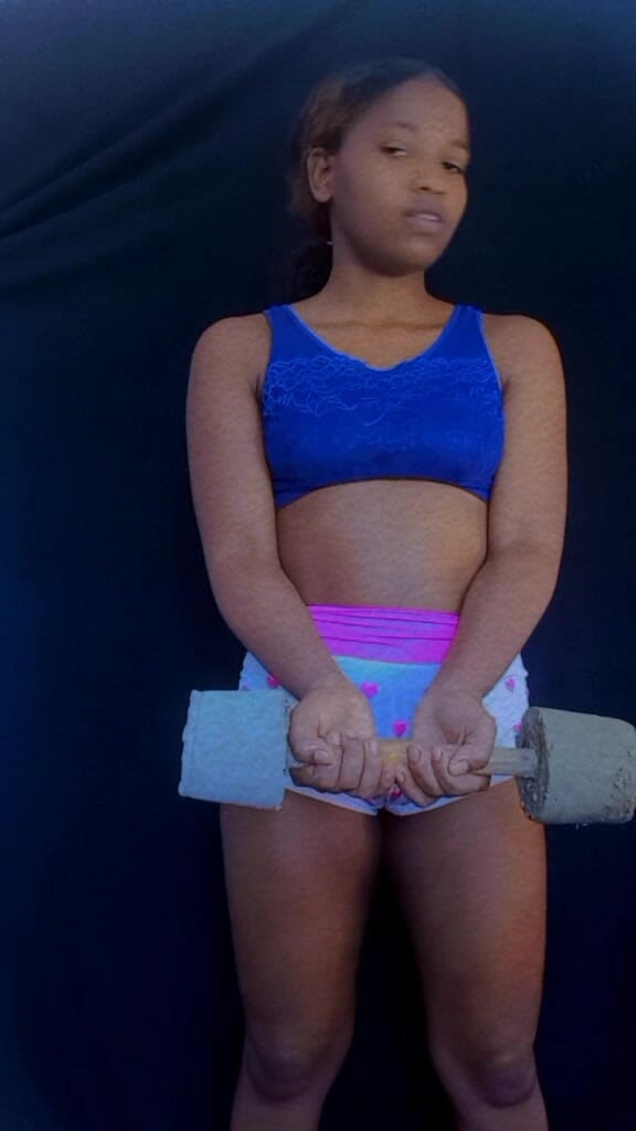 Minayi: Deine sexy brünette kommt mit neuen interessanten Aktivitäten