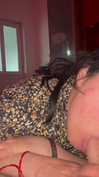 Je suce ma bite avec désir de boire le sperme mais je n’ai aucune patience et je le fais me baiser pour que j’avale plus vite