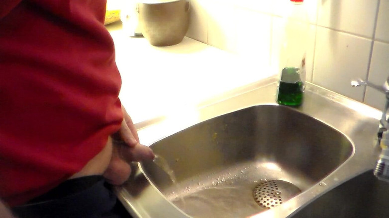 Sex hub male: John pist in het aanrecht