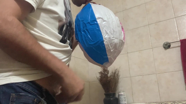 Inflatable Lovers: În baie cu o minge de plajă