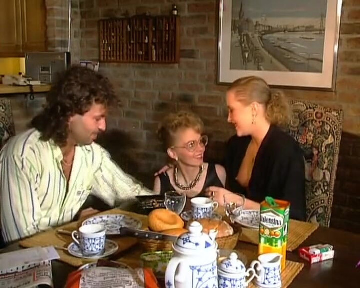 German amateur couples: Dua cewek cantik jerman berbagi kontol besar di meja dapur