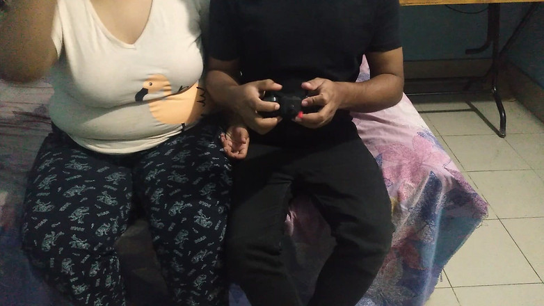 Aria Mia: Üvey kız kardeş oyun oynarken üvey erkek kardeşi tarafından sikiliyor