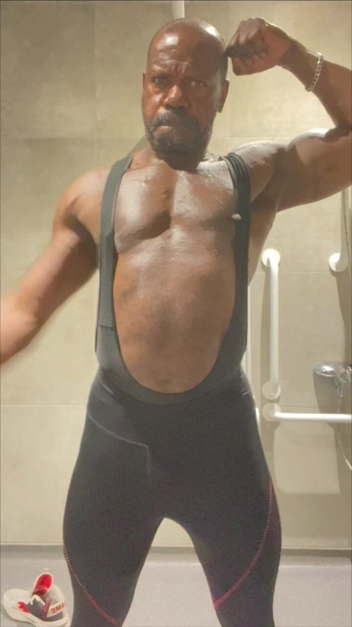 Black mature kinky muscle: Adegan fleksibel selepas senaman seksi