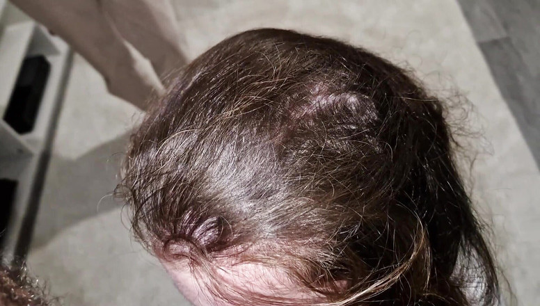 Mr D and Miss C: 把我的妻子分享给一个工作的朋友，她吮吸了我们的两根鸡巴，我甚至帮助她吮吸他的鸡巴，然后我们轮流操她