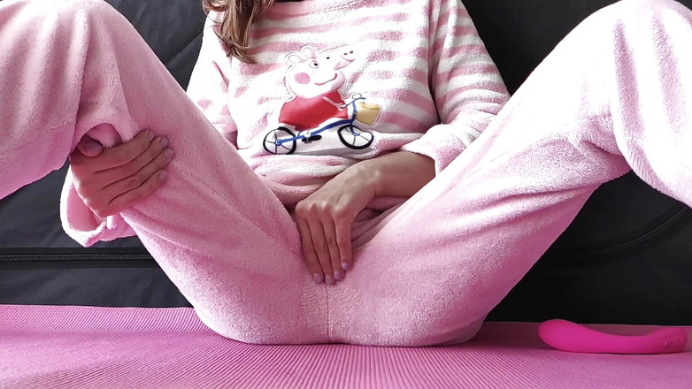 hotiMary: パジャマ姿の女子大生が貧乳自慰行為をパイパンしたムラムラしたマンコと大きな潮吹きオーガズム