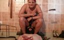 Sassy tiff: Sapık tanrıça Andreea tuvalet kölesini okşuyor