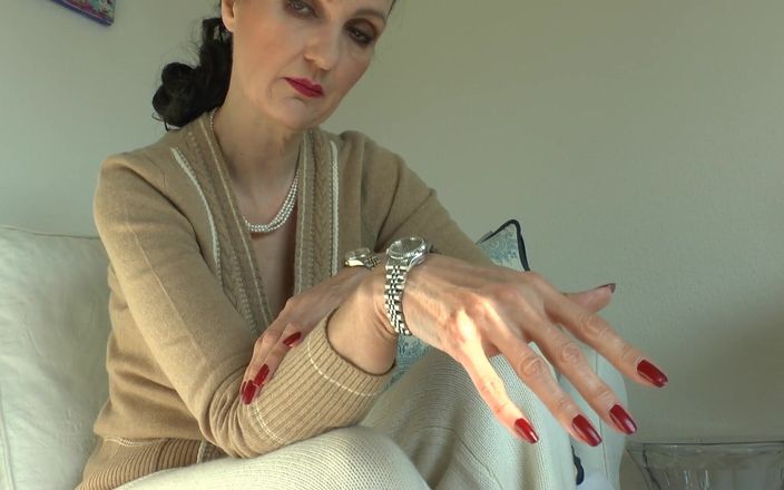 Lady Victoria Valente: Stiefmoeder toont haar horloge, kijkt naar pik masturberen en klaarkomen