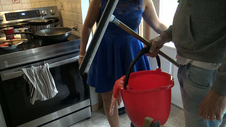 Souzan Halabi: Soția infidelă cu țâțe mari îi dă lins de cur instalatorului de 18...