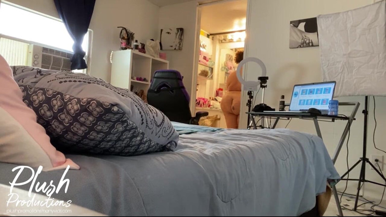 Vicky Plush: Relaxing blowjob after work