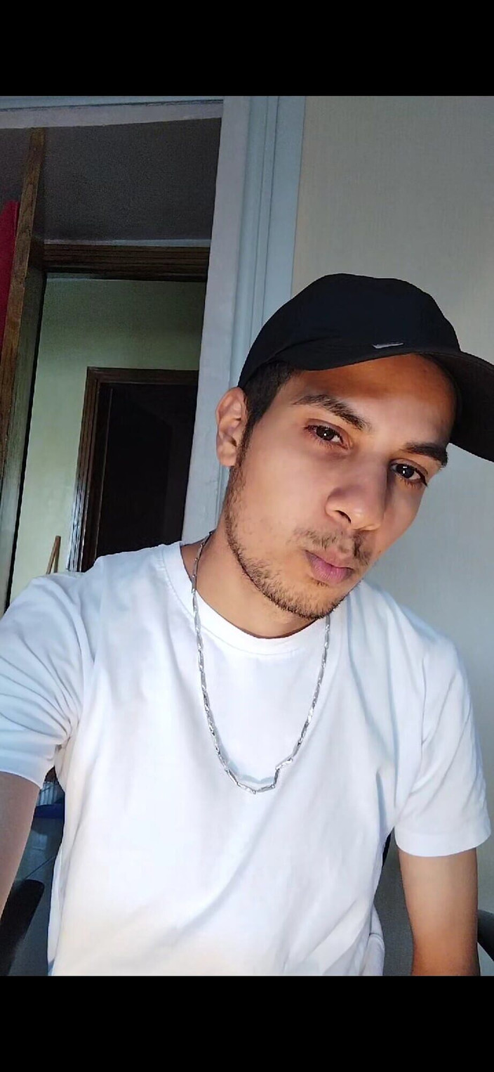 Zaid: Ein saudischer typ streichelt den penis