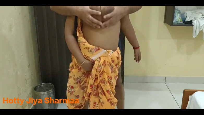 Desi Club House: Indyjska pokojówka zerżnięta przez właściciela w Żółtym Sari