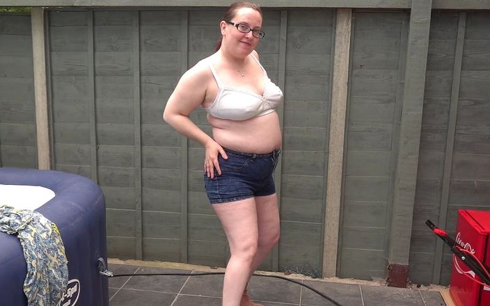Horny vixen: Esposa peituda em shorts jeans sexy