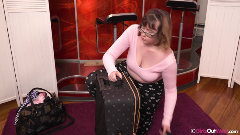 Girls Out West: Chica amateur tetona con gafas inserta bragas en su coño...